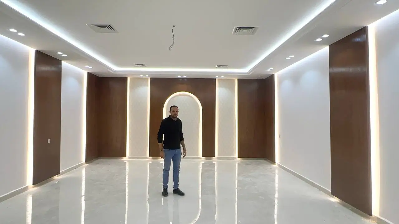 غرفة جلوس بألوان دافئة