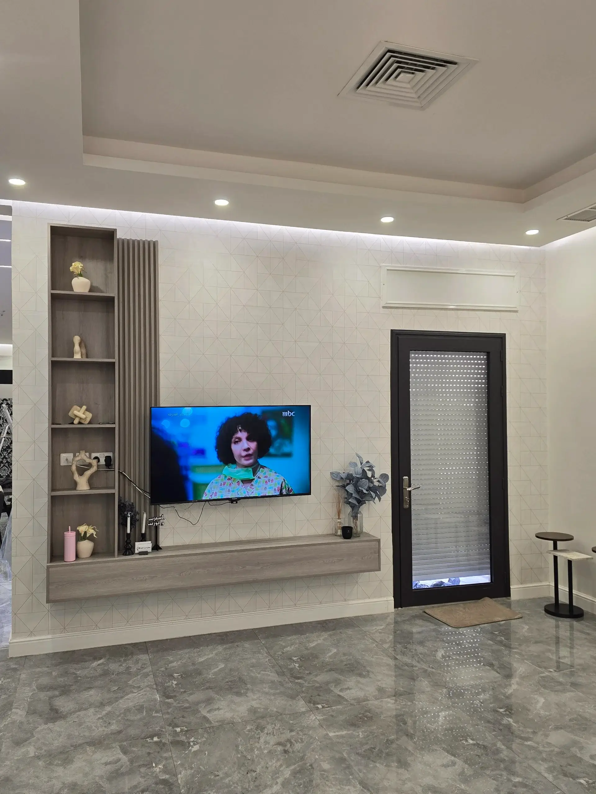 تفاصيل مكتبة تلفزيون خشب شيبورد فاخرة بتصميم عملي