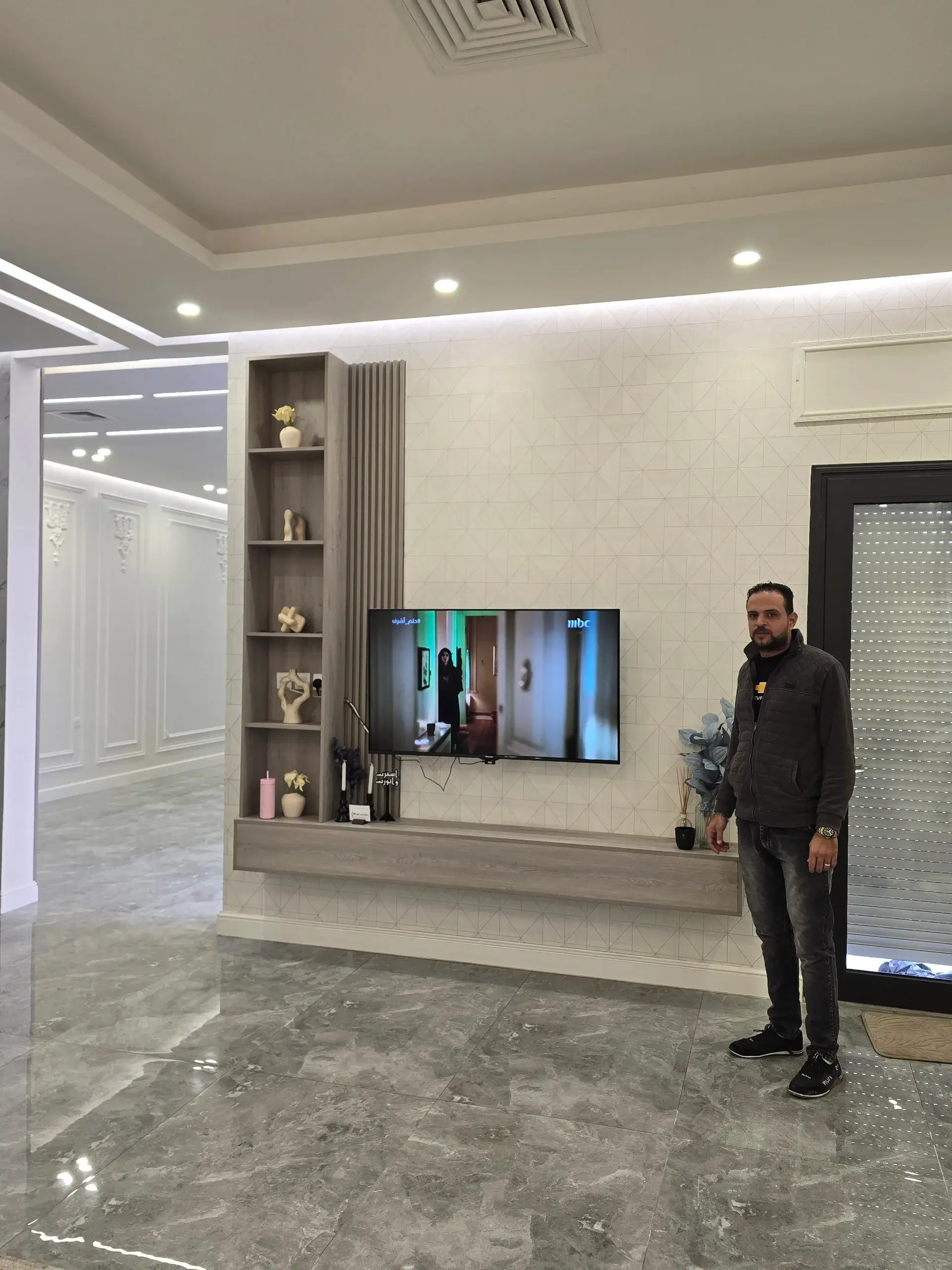 تصميم مكتبة تلفزيون خشب شيبورد مع إضاءة وديكورات جبس ملكية