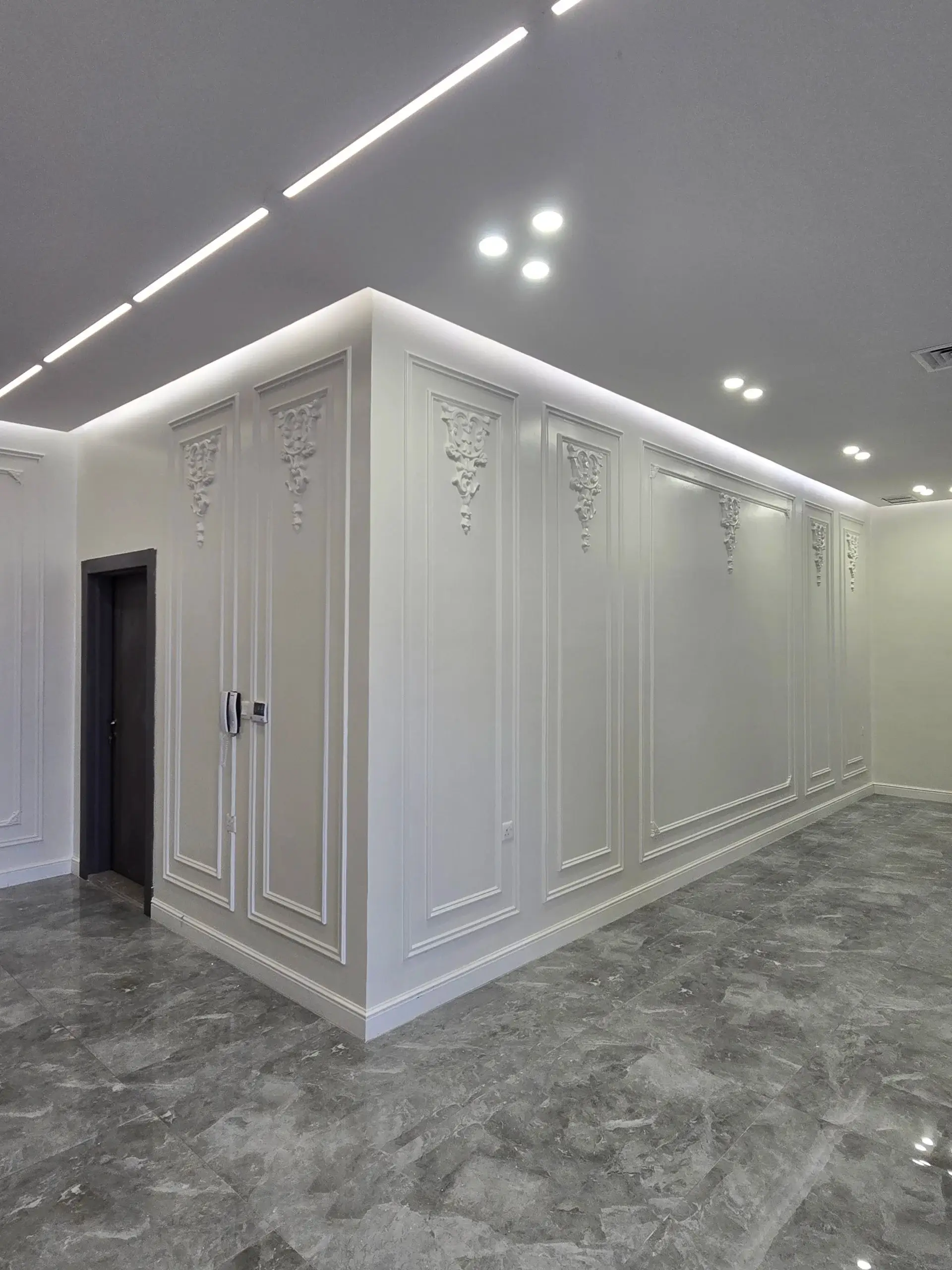 إضاءة LED مخفية تبرز جمال ديكورات الجبس الفاخرة