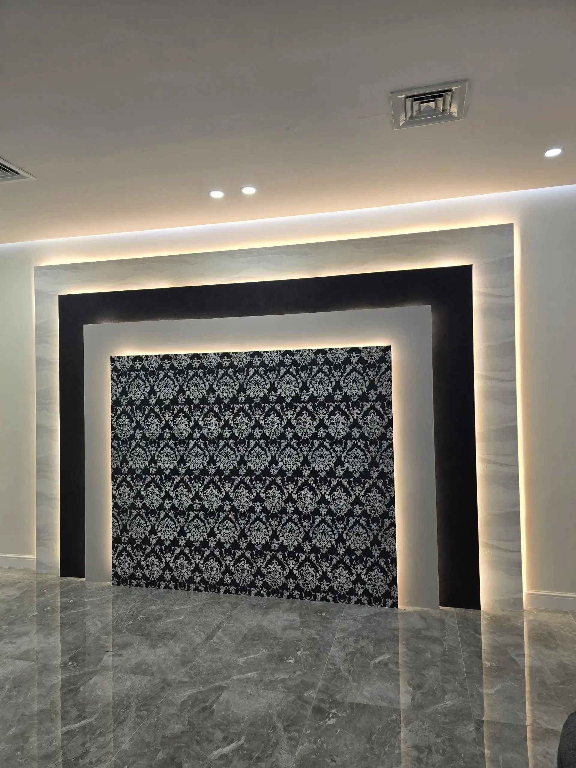 اصباغ وديكورات في الكويت: صباغ شاطر، ورق جدران، باركيه، بديل خشب