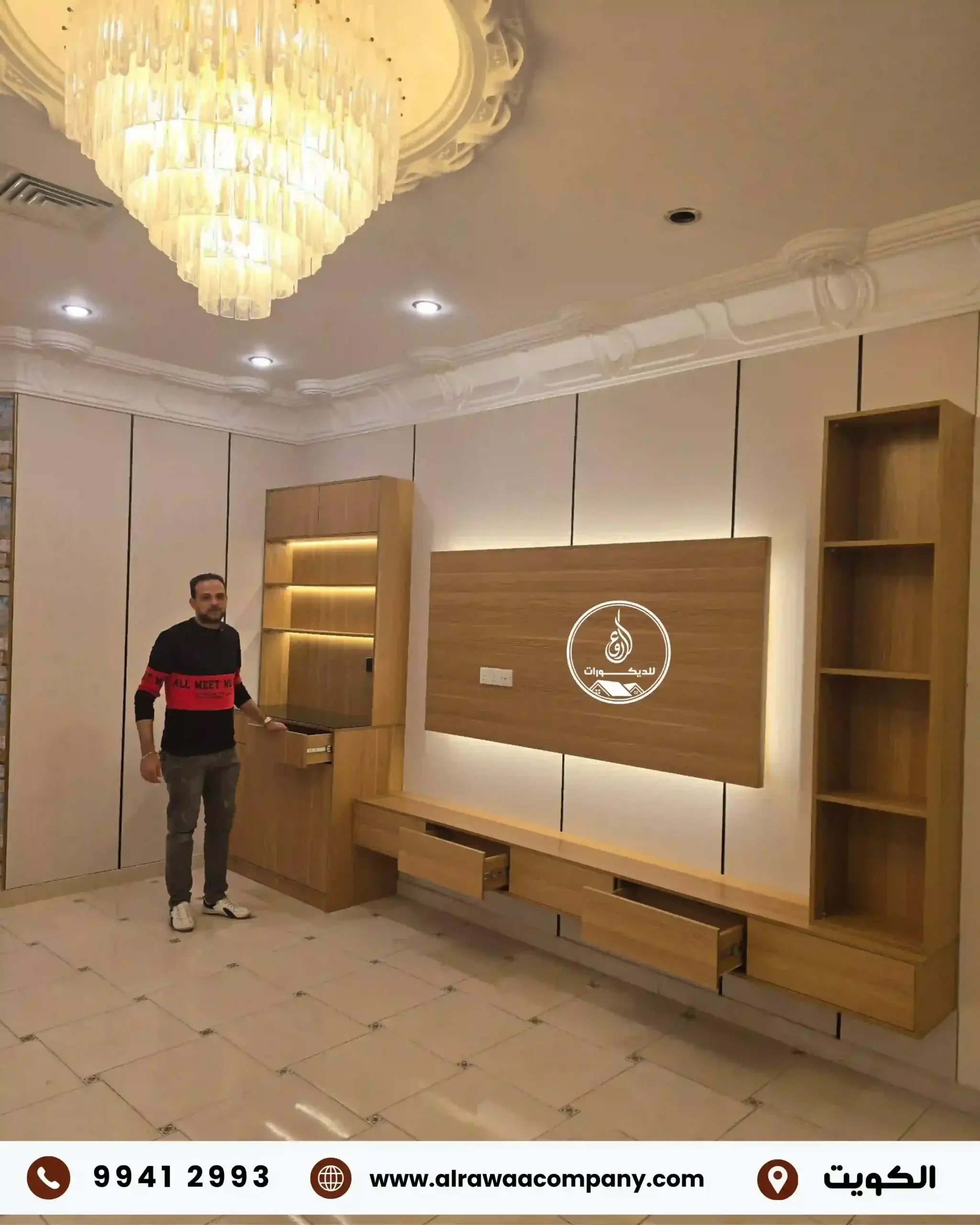 معلم صباغ محترف يعمل على تشطيب جدار في الكويت
